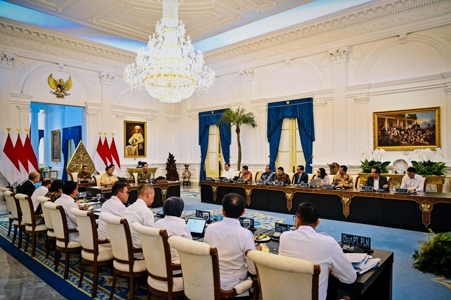 Presiden Prabowo Subianto memimpin rapat terbatas yang membahas perkembangan Kawasan Ekonomi Khusus (KEK) bersama sejumlah Menteri Kabinet Merah Putih di Istana Merdeka, Jakarta, pada Selasa, 22 Juli 2025. (Foto: BPMI Setpres)