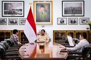 Presiden Prabowo Subianto menerima laporan Menteri Perumahan dan Kawasan Permukiman (PKP), Maruarar Sirait, di Istana Kepresidenan Jakarta, pada Rabu, 30 Juli 2025. (Foto: BPMI Setpres)