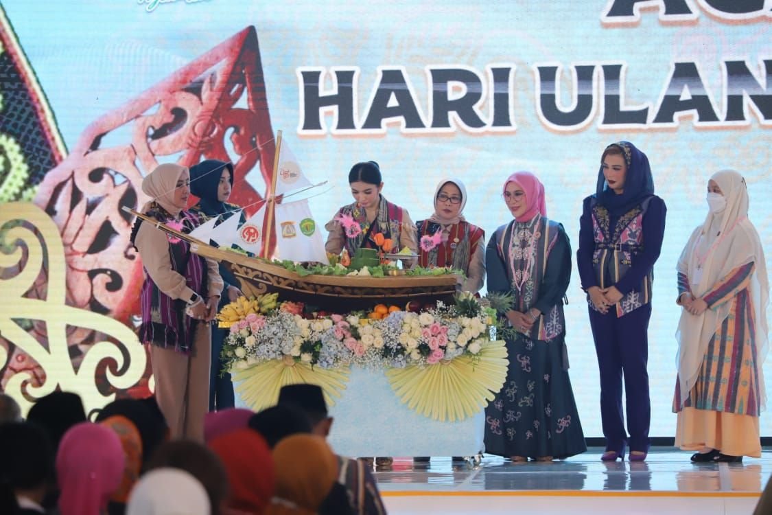 Pembukaan Dekranas ke-45 di Balikpapan ditandai dengan pemukulan alat musik tradisional Jatung Utang dan pemotongan tumpeng, simbol harmoni antara warisan budaya dan semangat kewirausahaan (foto : Pemprov Kaltim)