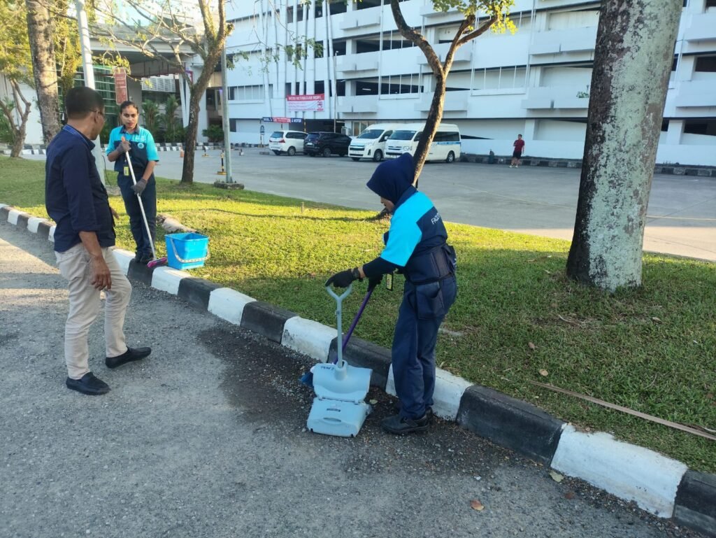 Petugas membersihkan air besar yang dibuang sembarangan di Bandara Internasional SAMS Sepinggan Balikpapan (foto : Humas Bandara SAMS Sepinggan Balikpapan)