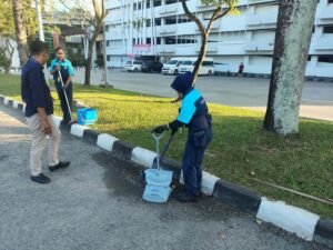 Petugas membersihkan air besar yang dibuang sembarangan di Bandara Internasional SAMS Sepinggan Balikpapan (foto : Humas Bandara SAMS Sepinggan Balikpapan)