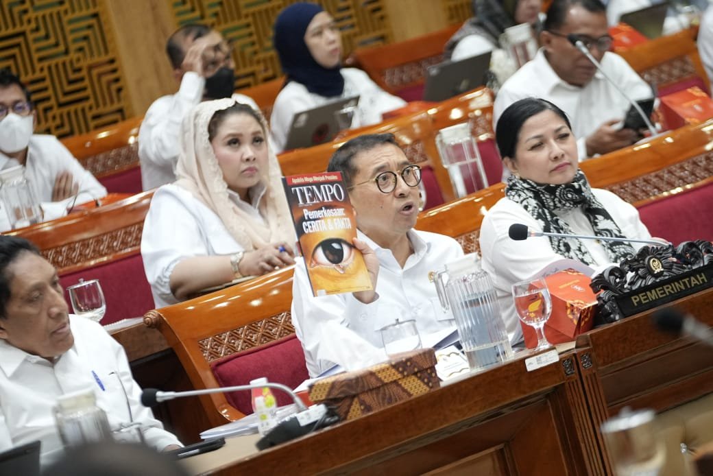 Menteri Kebudayaan Republik Indonesia, Fadli Zon, menegaskan komitmennya untuk memastikan penulisan sejarah nasional Indonesia dilakukan secara terbuka, ilmiah, dan inklusif. Penegasan ini disampaikan saat rapat kerja bersama Komisi X DPR RI di Gedung Nusantara I, Kompleks Parlemen, Jakarta (Foto: Dok Kembud)