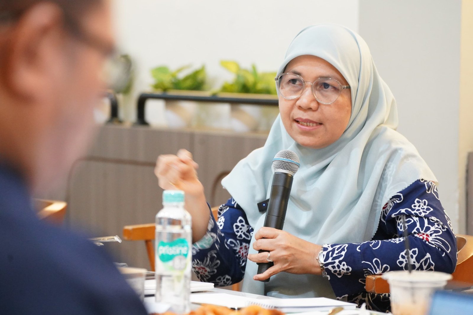 Direktur Pelayanan Kesehatan Keluarga Kemenkes, dr. Lovely Daisy saat berbicara dalam Media Briefing Diskusi Redaksi (DIKSI) yang digelar Kementerian Komdigi di Jakarta, Rabu (16/7/2025). (Foto: Amiri Yandi/InfoPublik)