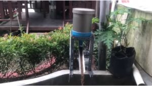 Pakan ikan otomatis berbasis Internet of Things (IoT) inovasi mahasiswa Universitas Mulia Balikpapan diletakkan di Kantor Kelurahan Gunung Sari Ulu, Balikpapan (foto : Universitas Mulia/istimewa)