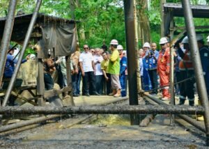 Menteri Energi dan Sumber Daya Mineral (ESDM) Bahlil Lahadalia ketika meninjau sumur migas Ledok, salah satu lapangan migas tua di wilayah kerja Pertamina EP Cepu di Blora, Jawa Tengah, Kamis (17/7). (Foto : ESDM)
