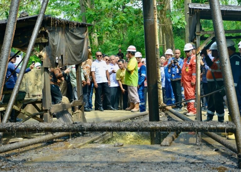 Menteri Energi dan Sumber Daya Mineral (ESDM) Bahlil Lahadalia ketika meninjau sumur migas Ledok, salah satu lapangan migas tua di wilayah kerja Pertamina EP Cepu di Blora, Jawa Tengah, Kamis (17/7). (Foto : ESDM)
