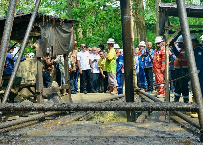 Menteri Energi dan Sumber Daya Mineral (ESDM) Bahlil Lahadalia ketika meninjau sumur migas Ledok, salah satu lapangan migas tua di wilayah kerja Pertamina EP Cepu di Blora, Jawa Tengah, Kamis (17/7). (Foto : ESDM)