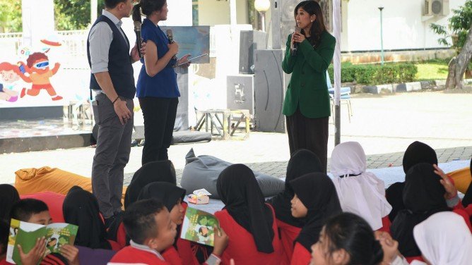 Menteri Komunikasi dan Digital Meutya Hafid saat berbicara di Sekolah Rakyat Sentra Handayani, Jakarta Timur, Kamis (24/07/2025). (foto : Komdigi)