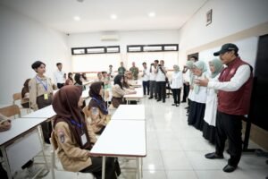Menteri Sosial Saifullah Yusuf saat meninjau langsung Masa Pengenalan Lingkungan Sekolah (MPLS) SRMA 20 Sleman, Yogyakarta, Rabu (16/7/2025). (foto : Kemensos)