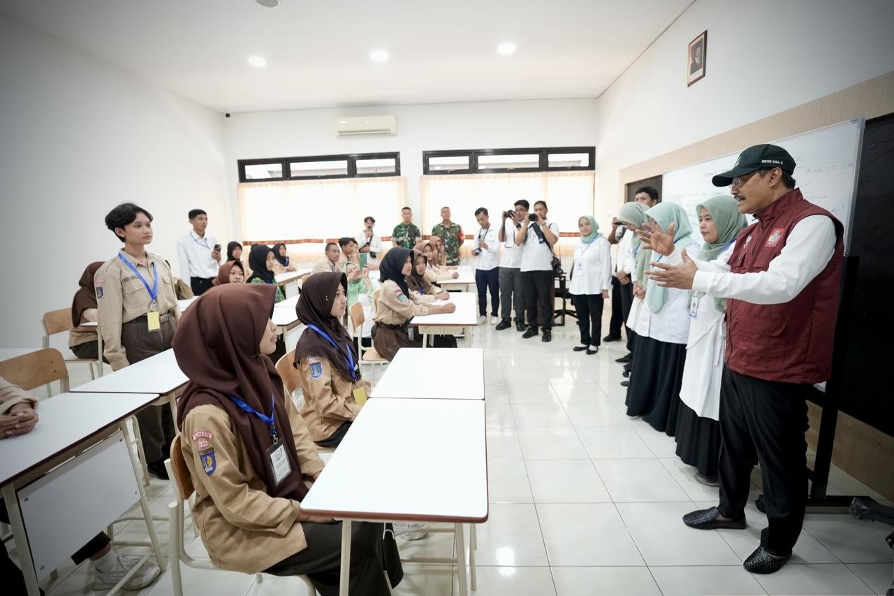 Menteri Sosial Saifullah Yusuf saat meninjau langsung Masa Pengenalan Lingkungan Sekolah (MPLS) SRMA 20 Sleman, Yogyakarta, Rabu (16/7/2025). (foto : Kemensos)