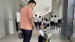 Ilustrasi / ayah mengantar anaknya ke sekolah (foto : um-surabaya.ac.id)