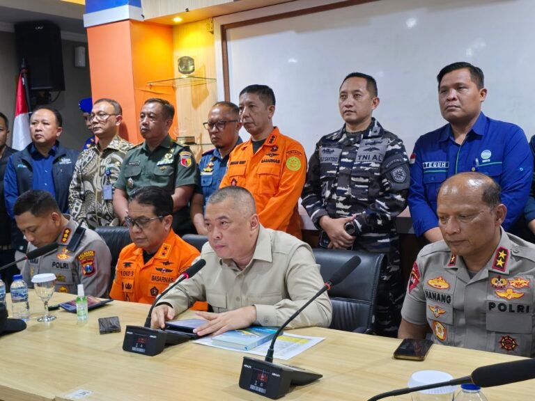 Menteri Perhubungan Dudy Purwagandhi memantau langsung proses evakuasi KMP Tunu Pratama Jaya, di Pelabuhan Ketapang Banyuwangi, Jawa Timur, Kamis (3/7) malam (Foto : kemenhub)