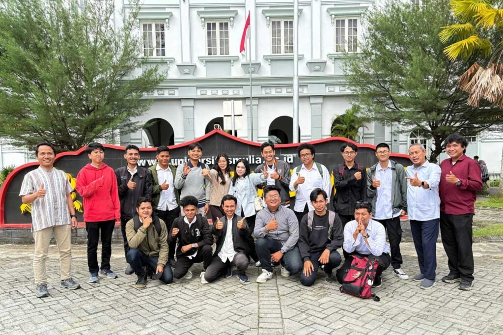 Peserta sertifikasi kompetensi skema Keamanan Siber Muda (Junior Cuber Security) berfoto bersama pengajar, asesor, dan panitia dari Fakultas Ilmu Komputer Universitas Mulia, Jumat (18/7/2025). (Foto: Universitas Mulia/Istimewa)