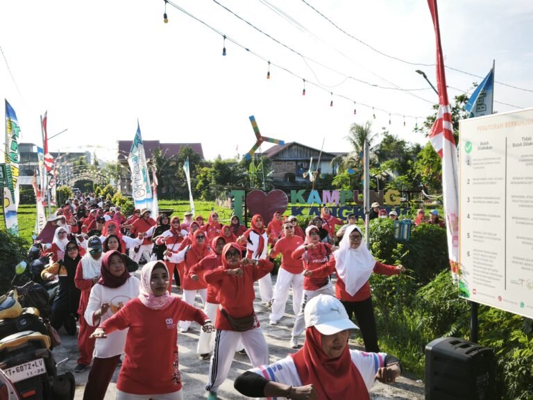 Kang Bejo dipenuhi peserta berseragam nuansa merah putih—mulai dari pegawai kecamatan, lurah se-Balikpapan Tengah, anggota PKK, lembaga kelurahan, mahasiswa KKN, hingga warga dari berbagai usia. / Smartrt