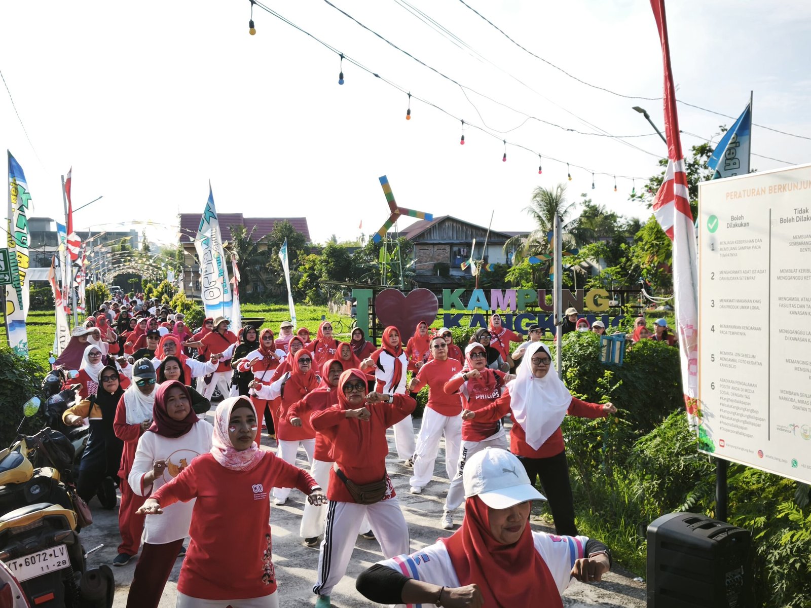 Kang Bejo dipenuhi peserta berseragam nuansa merah putih—mulai dari pegawai kecamatan, lurah se-Balikpapan Tengah, anggota PKK, lembaga kelurahan, mahasiswa KKN, hingga warga dari berbagai usia. / Smartrt