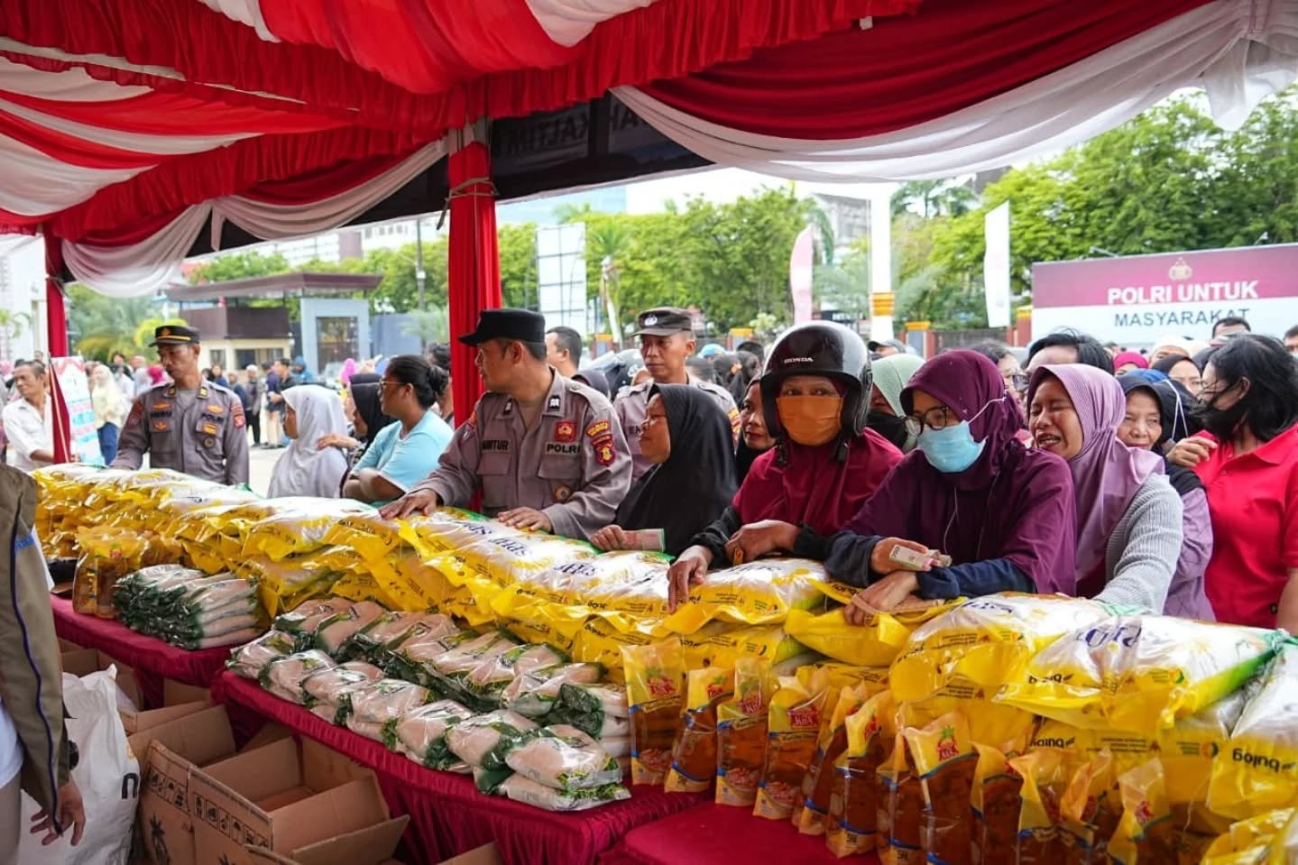 Operasi Pasar Murah bertajuk Gerakan Pangan Murah (GPM) di halaman Mako Polresta Balikpapan, Kamis (14/8/2025). / Polda Kaltim