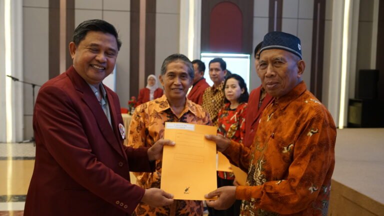 Penyerahan SK kepada Kepala Unit Pengelola RPL, Dr. Sudarmo, S.H., M.M., dilakukan langsung oleh Rektor dan disaksikan oleh Direktur Eksekutif BPH Yayasan Airlangga Dr. Agung Sakti Pribadi, S.H., M.H (foto Universitas Mulia)