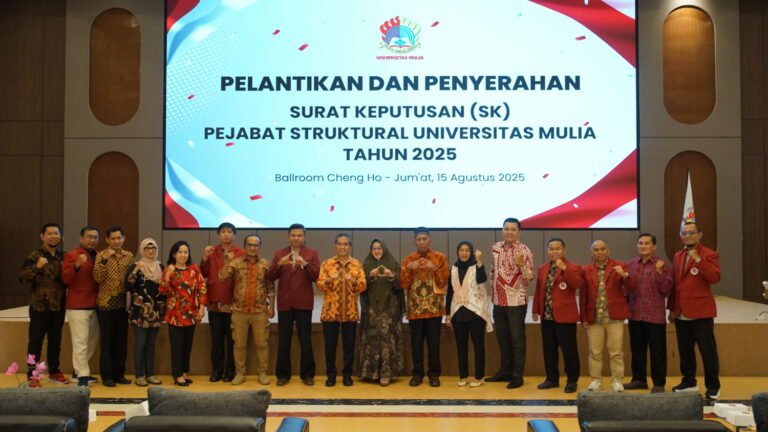 Foto bersama menampilkan pimpinan Yayasan, pimpinan Universitas, dan seluruh pejabat baru yang baru saja dilantik, merekam momen kolaborasi dan semangat kepemimpinan baru di Universitas Mulia (foto : Universitas Mulia)