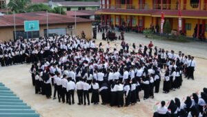 RMahasiswa baru mempraktekkan formasi dan koreografi baris-berbaris melingkar, sebagai persiapan terakhir sebelum upacara dimulai, menunjukkan kedisiplinan dan kerja sama tim. (foto : Universitas Mulia)