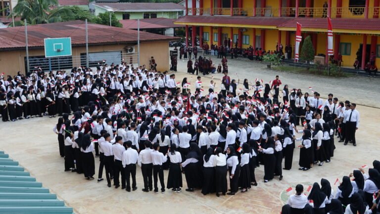 RMahasiswa baru mempraktekkan formasi dan koreografi baris-berbaris melingkar, sebagai persiapan terakhir sebelum upacara dimulai, menunjukkan kedisiplinan dan kerja sama tim. (foto : Universitas Mulia)