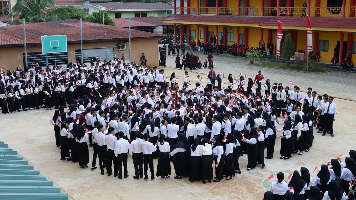 RMahasiswa baru mempraktekkan formasi dan koreografi baris-berbaris melingkar, sebagai persiapan terakhir sebelum upacara dimulai, menunjukkan kedisiplinan dan kerja sama tim. (foto : Universitas Mulia)