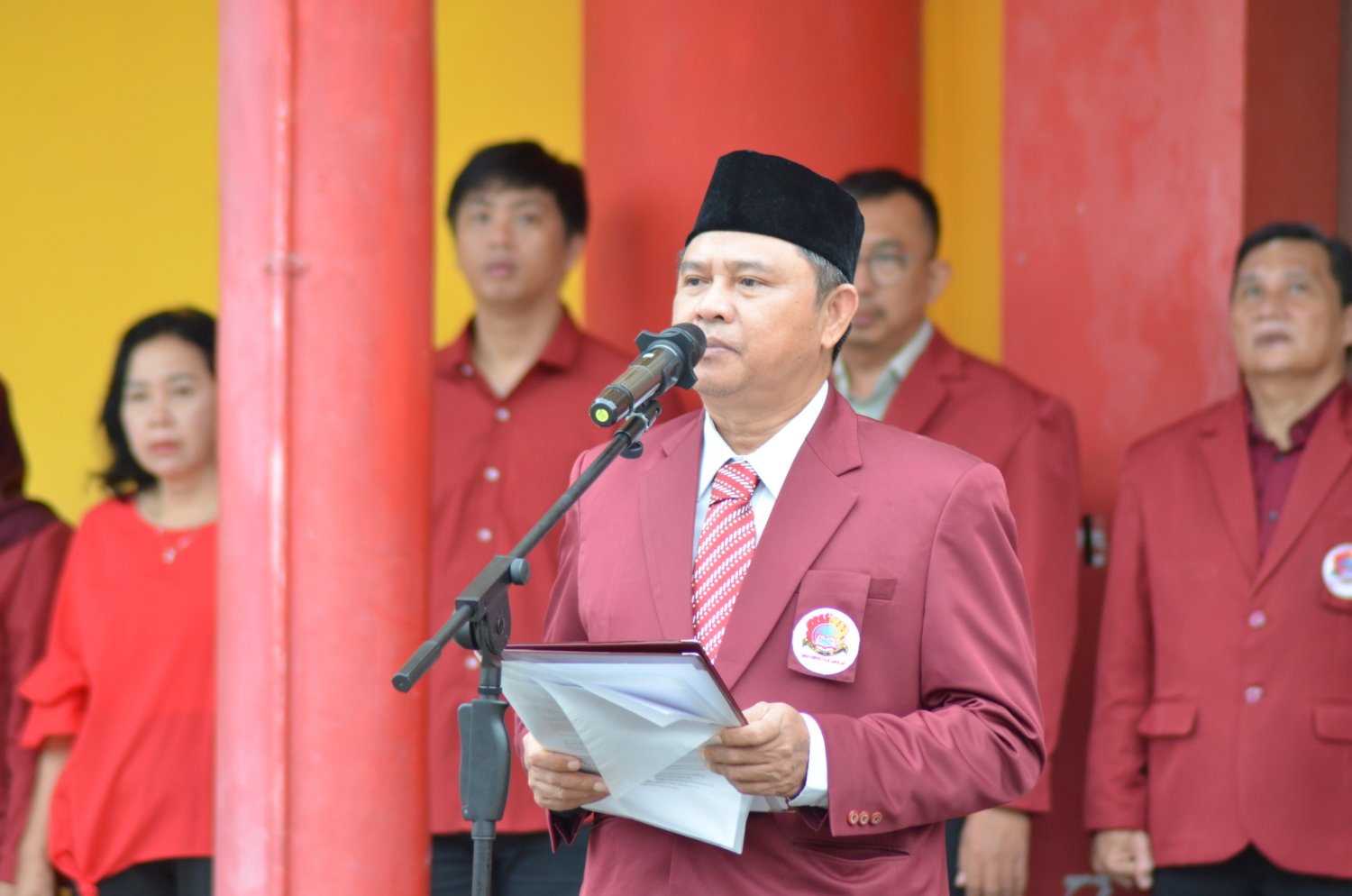 Rektor Universitas Mulia Prof. Dr. Ir. Muhammad Ahsin Rifai, M.Si. memimpin khidmat pembacaan teks Pancasila, menjadi momen reflektif bagi seluruh civitas akademika untuk meneguhkan komitmen kebangsaan (foto : Universitas Mulia)