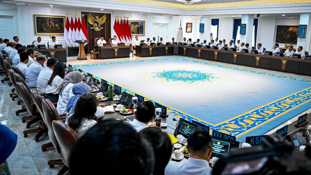 Presiden Prabowo Subianto memimpin Sidang Kabinet Paripurna ke-8 pemerintahan Kabinet Merah Putih yang digelar di Ruang Sidang Kabinet, Istana Kepresidenan Jakarta, pada Rabu, 6 Agustus 2025. (Foto: BPMI Setpres)