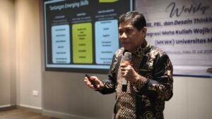Prof. Dr. Lambang Subagiyo, M.Si. dari Universitas Mulawarman Samarinda, saat menjadi narasumber utama dalam Workshop Integrasi OBE, PBL, dan Design Thinking dalam Mata Kuliah Wajib Kurikulum (MKWK) (foto : Humas Universitas Mulia Balikpapan)