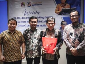 Dari kiri ke kanan: Wakil Rektor Bidang Sumber Daya Yusuf Wibisono, S.E., M.T.I., Ketua Panitia Workshop Yeyen Dwi Atma, S.Kom., M.Kom., keynote speaker Prof. Dr. Lambang Subagiyo, dan Wakil Rektor Bidang Akademik dan Sistem Informasi Wisnu Hera Pamungkas, S.T.P., M.Eng., berpose bersama usai prosesi penyerahan cinderamata. (Foto : Humas Universitas Mulia)