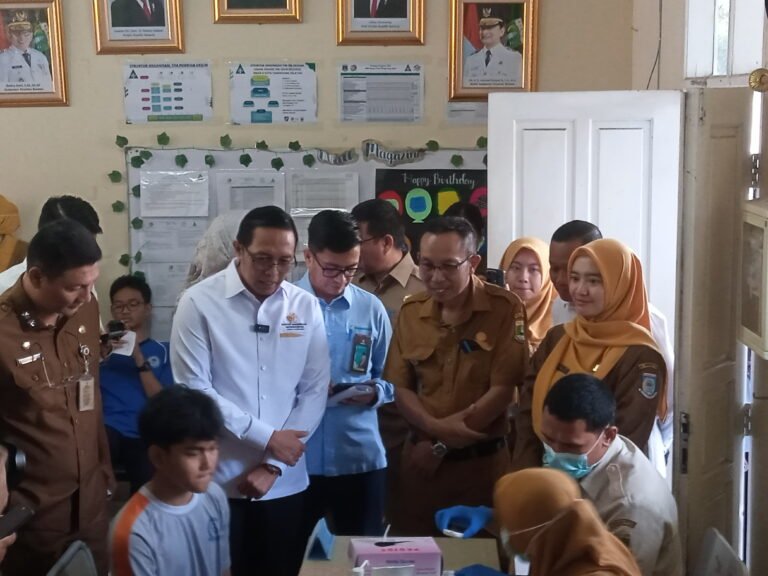 Kepala Kantor Komunikasi Kepresidenan (Presidential Communication Office/PCO), Hasan Nasbi, hadir secara langsung dalam peluncuran program di SMA Negeri 6 Tangsel. (foto : Info Publik)