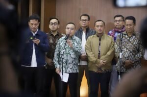 Konferensi Pers Waka DPR RI Korpolkam Sufmi Dasco Ahmad didampingi Pimpinan Fraksi DPR RI, Pimpinan Komisi III DPR RI, dengan Mensesneg dan Menkumham. (Foto: Elvis/kwp/DPR)