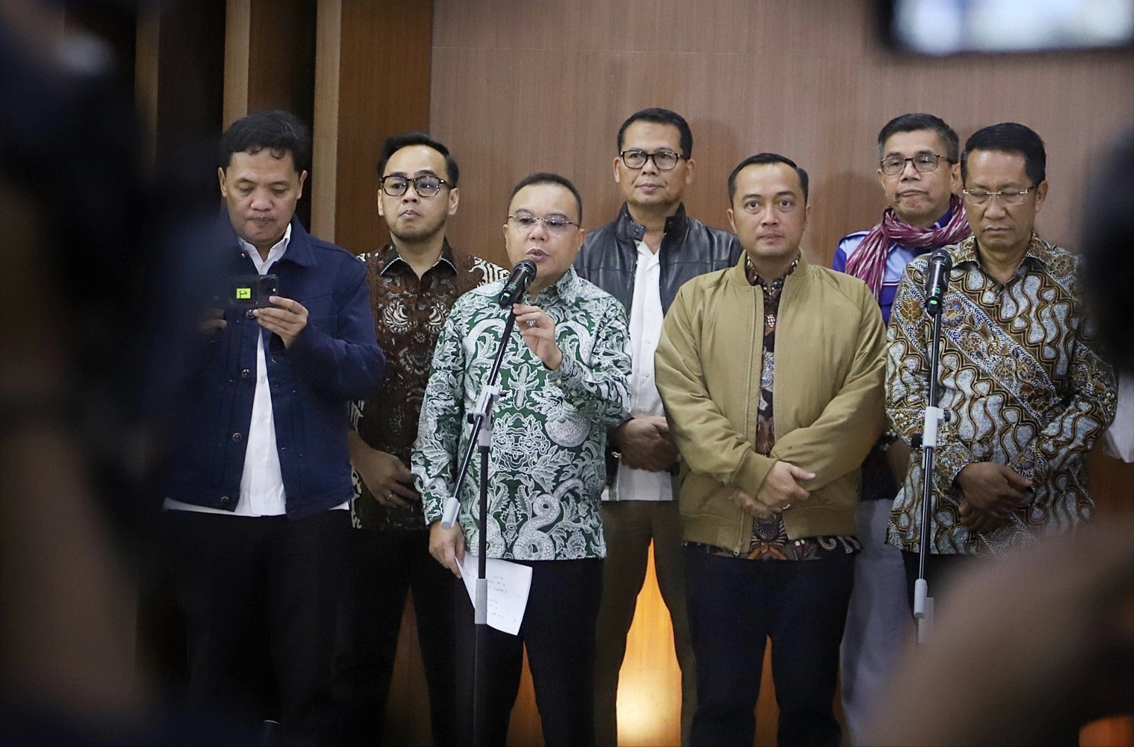 Konferensi Pers Waka DPR RI Korpolkam Sufmi Dasco Ahmad didampingi Pimpinan Fraksi DPR RI, Pimpinan Komisi III DPR RI, dengan Mensesneg dan Menkumham. (Foto: Elvis/kwp/DPR)