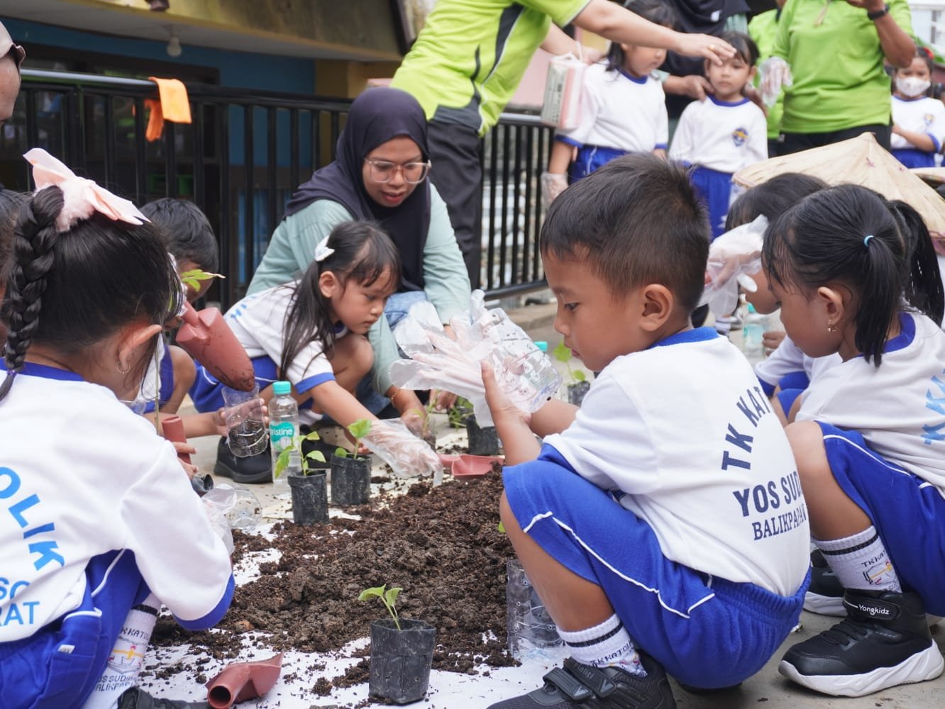 Kaliandra: Dari Drum Bekas Menjadi Pelajaran Hidup untuk Anak-anak TK di Balikpapan / Tim Smartrt.news