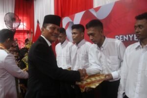 Kepala Rutan Balikpapan, Agus Salim menyerahkan remisi kepada warga binaan / Smartrt.news