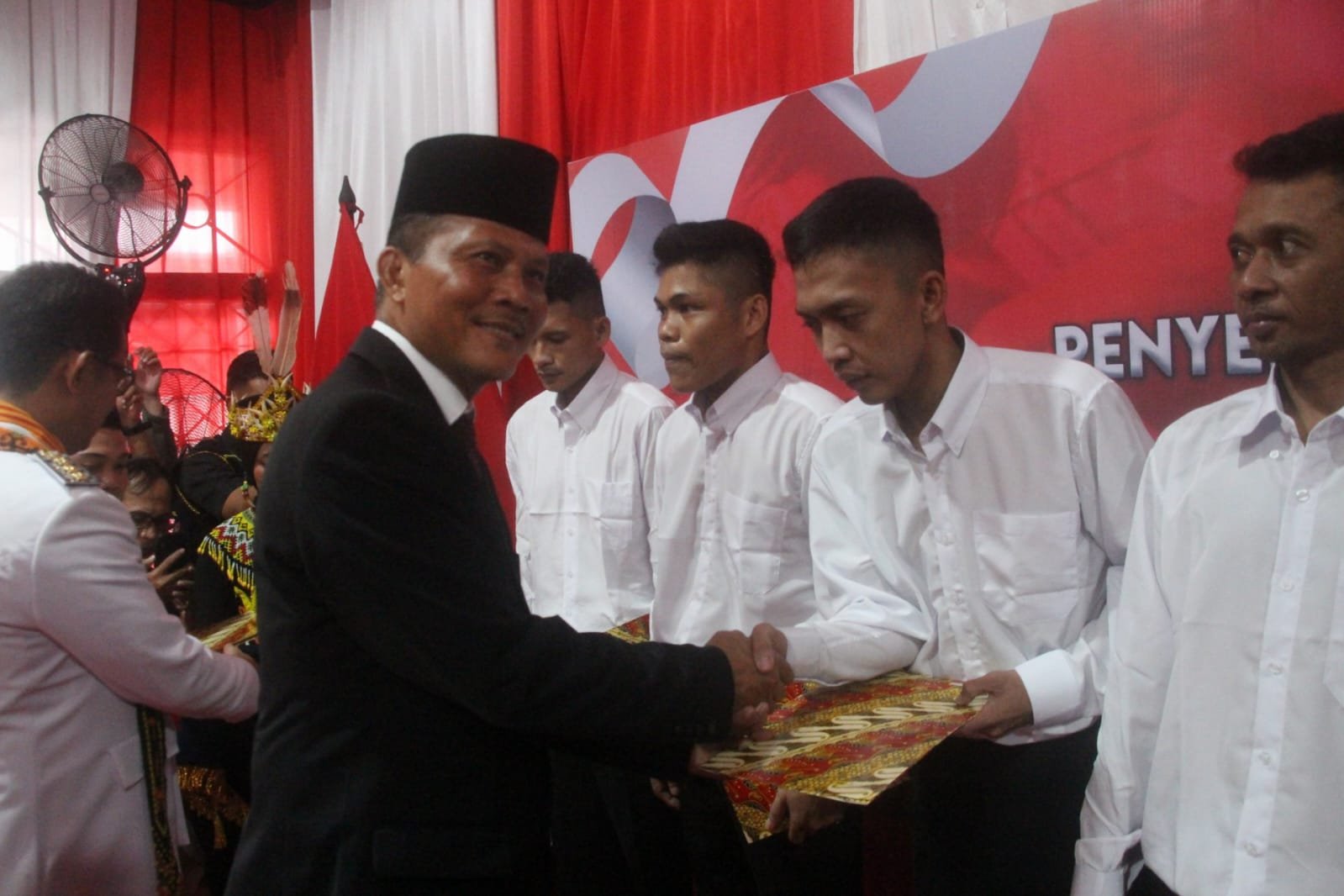 Kepala Rutan Balikpapan, Agus Salim menyerahkan remisi kepada warga binaan / Smartrt.news