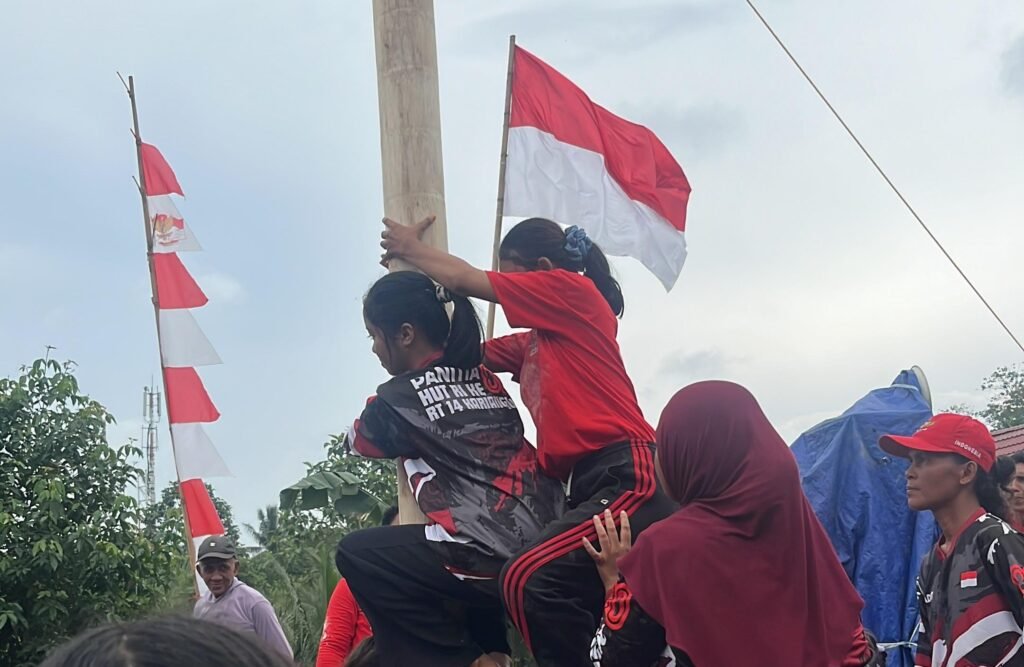 Unik, Panjat Pinang Khusus Ibu-Ibu Warnai Puncak HUT ke-80 RI di RT 14 Kariangau Balikpapan