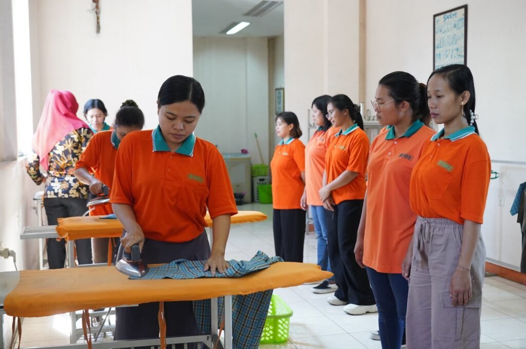 Calon Pekerja Migran Indonesia (CPMI) praktik menyetrika pakaian di LPK BSMS, Kota Malang, pada Kamis (7/8/2025). Amiriyandi/InfoPublik.id.