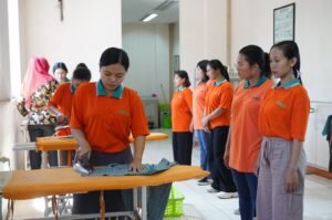 Calon Pekerja Migran Indonesia (CPMI) praktik menyetrika pakaian di LPK BSMS, Kota Malang, pada Kamis (7/8/2025). Amiriyandi/InfoPublik.id.