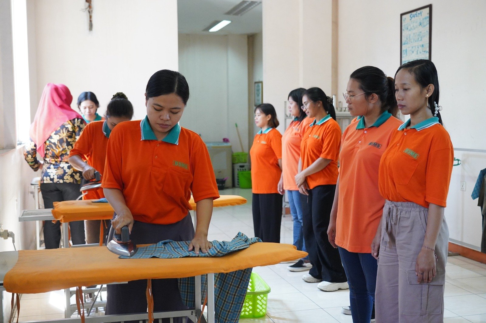 Calon Pekerja Migran Indonesia (CPMI) praktik menyetrika pakaian di LPK BSMS, Kota Malang, pada Kamis (7/8/2025). Amiriyandi/InfoPublik.id.