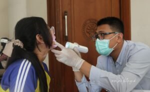 Tenaga medis melakukan skrining kesehatan pelajar dalam acara Cek Kesehatan Gratis (CKG) di Graha Cakrawala, Universitas Negeri Malang (UM), Selasa (15/7/2025). (foto : Info Publik)