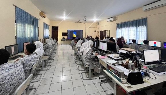 Pelatihan Desain User Interface (UI) Menggunakan Figma yang menyasar siswa SMP Negeri 7 Balikpapan (foto : Universitas Mulia)