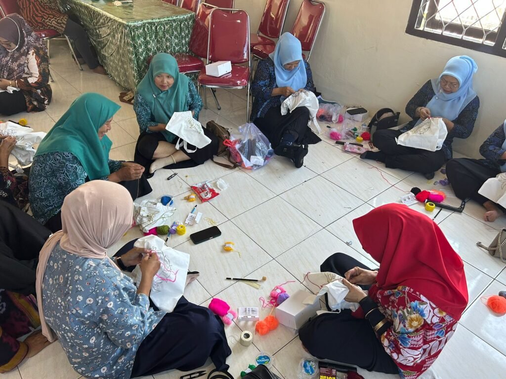 Puluhan Warga Gunung Sari Ulu Balikpapan di Ajari Sulam Tumpar untuk Meningkatkan Pendapatan