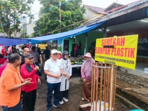 Sedekah sampah plastik dirangkai dengan peletakan batu pertama pembangunan Bank Sampah RT 34 Sepinggan Baru, Balikpapan Selatan.(Foto: Panitia HUT RI RT 34 Sepinggan Baru)